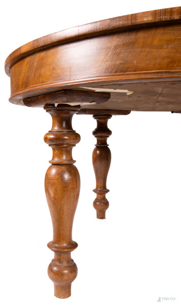 Tavolo tondo in noce allungabile con quattro gambe tornite, XIX secolo, cm 78,5x158 , (segni di u...
