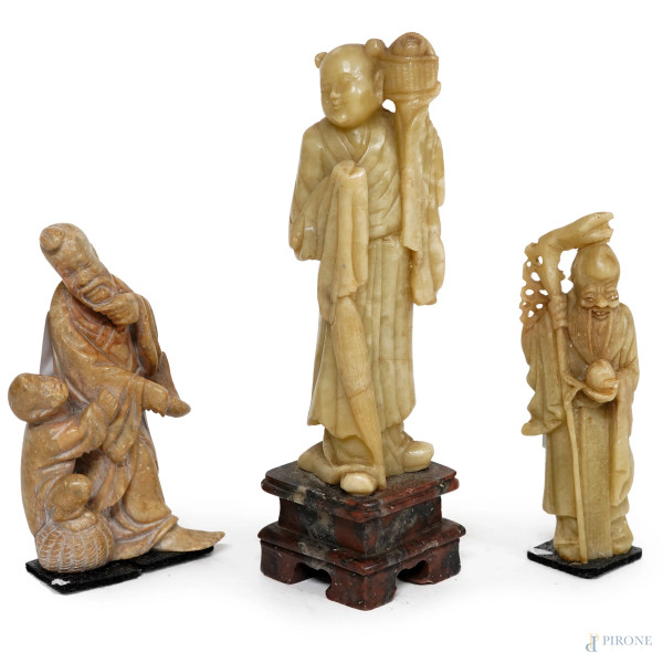 Lotto composto da 3 sculture in pietra saponaria, Cina, XX secolo, altezza cm 16, (difetti)