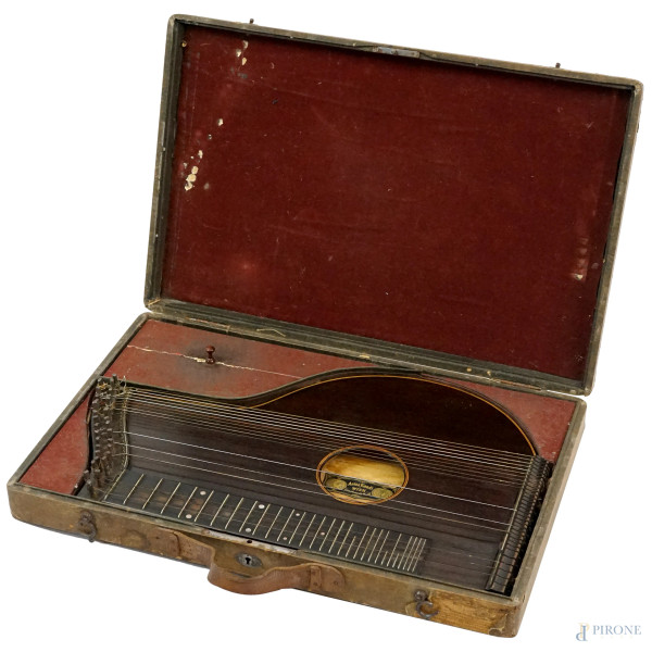 Anton Kiendl - Zither (1816 - 1871) o cetra da tavolo, recante cartiglio del liutaio, cm 49x31x5, entro custodia originale, (strumento da restaurare)