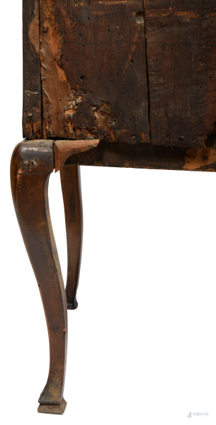 Coppia di cassettoni in noce con intarsi in bosso. Fronte a doppio cassetto e fronte del piano mo...