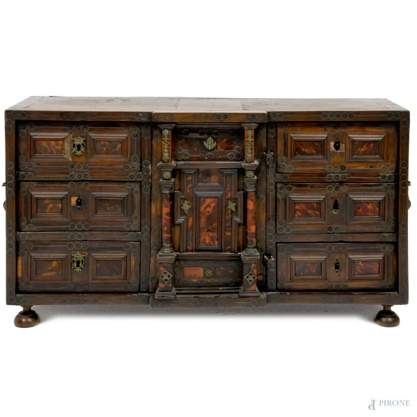 Monetiere in noce e finta tartaruga con fronte tripartito di due coppie di tre cassetti e sportello centrale contenente 4 cassetti, XVIII-XIX secolo, cm 47x83x26,5(difetti)