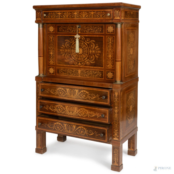 Mobile bar in legno impiallacciato e intarsiato a tre cassetti in colonna sormontati da sportello...