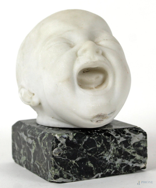 Bimbo che piange, scultura in marmo bianco, alt. cm 11, base in marmo verde, (difetti)