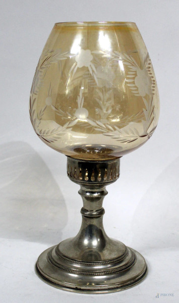Candeliere ad una luce in vetro fum&#232; poggiante su base in argento, H 25 cm.