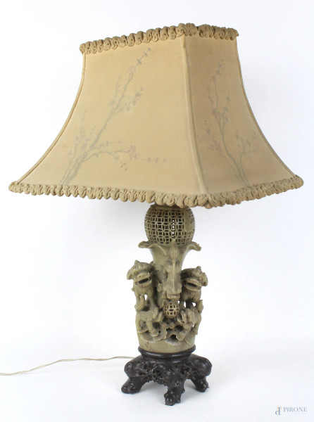Lampada da tavolo in pietra saponaria con scolpiti cani di Phoo, completa di paralume, altezza cm 54, arte orientale, XX secolo, (difetti).
