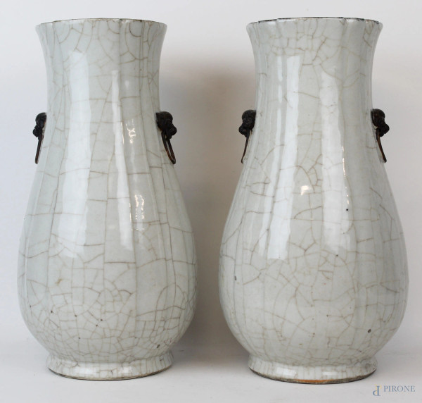 Coppia di vasi in porcellana bianca smaltata, Cina, XX secolo, prese laterali zoomorfe, altezza cm 43.