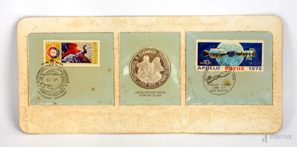Medaglia commemorativa "Missione Apollo" 1975  in edizione limitata, completa di due francobolli, ingombro tot cm 11,5x25, (segni del tempo).