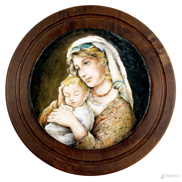 Placca di linea tonda in ceramica dipinta, raffigurante maternità, diametro 28 cm, entro cornice.