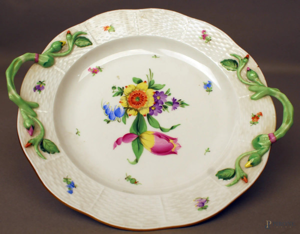 Piatto in porcellana Herend dipinta a motivi di fiori con manici a foglia, diametro 28 cm.