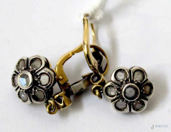 Coppia di orecchini in oro 18 kt e argento e due smeraldi e rose di diamanti