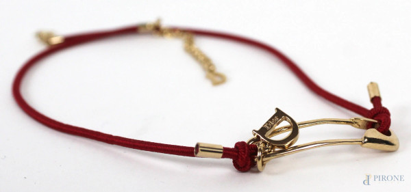 Collana girocollo tipo Dior, in metallo dorato e cordino rosso elasticizzato, lunghezza cm.37