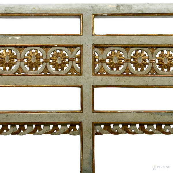 Coppia di divani Luigi XVI in legno dipinto e laccato nei toni del turchese e dell'oro con schien...