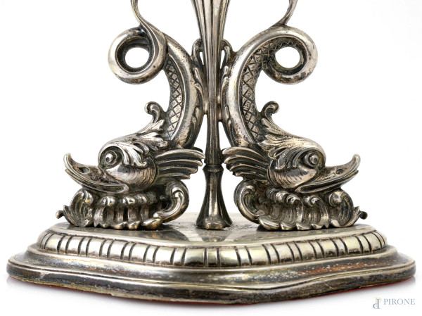 Coppia di candelabri a 5 luci in argento 800/000 finemente cesellato, altezza cm 27, peso al nett...