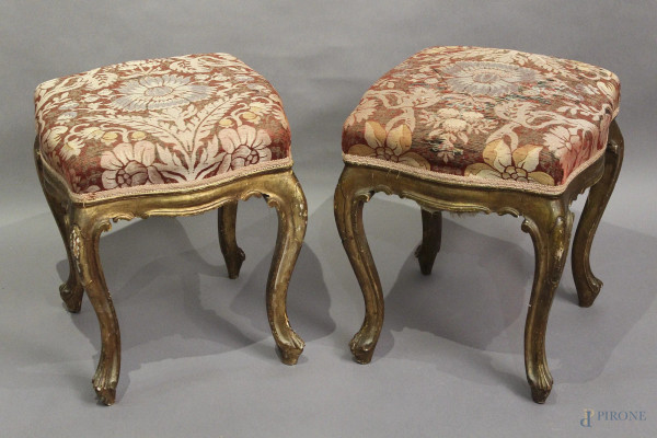 Coppia di piccoli sgabelli in legno intagliato e dorato, poggianti su quattro gambe di linea mossa con seduta in stoffa damascata, periodo Luigi XV, H 47 cm.