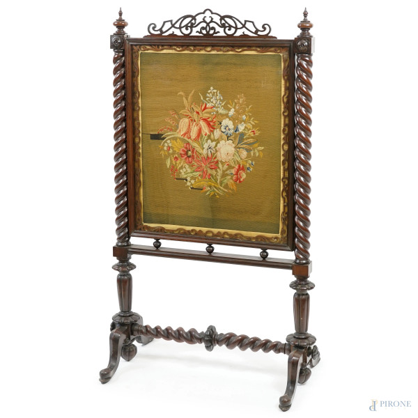 Copricamino con sostegni in legno intagliato e frontone traforato, con pannello centrale floreale ad ago, sec. XX, cm 120x67x41,5. (Difetti)