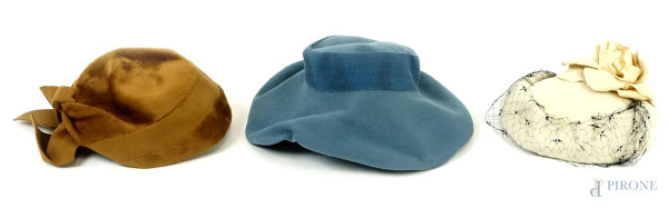 Lotto di tre cappelli vintage da donna  in vari colori, misure max cm 34x29, (difetti).