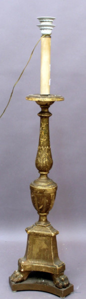 Candeliere da terra montato a luce elettrica in legno dorato, XIX sec., H 72 cm.
