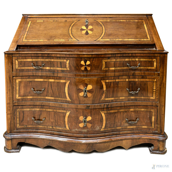 Ribalta impiallacciata e intarsiata in varie essenze con fronte mosso a tre cassetti e piano celante piano scrittoio, vani e cassettini. XVIII-XIX secolo, cm 104x120x60, (segni di usura, scalfitture, difetti, parti sostituite)