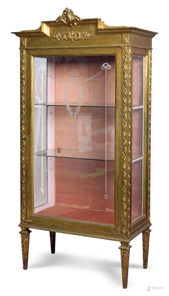 Vetrina in legno dorato e intagliato ad uno sportello con vetri molati, XIX sec., cm 170 x 80 x 45.