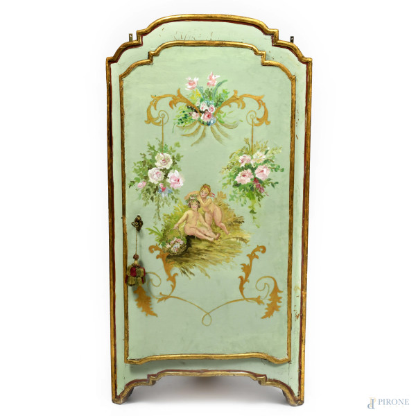 Angoliera in legno laccato e dorato con anta convessa rivestita in tela dipinta a motivi floreali e scena cortese-mitologica, XX secolo, cm 144,5x76x46, (segni di usura, scalfiture, difetti, cadute di colore)