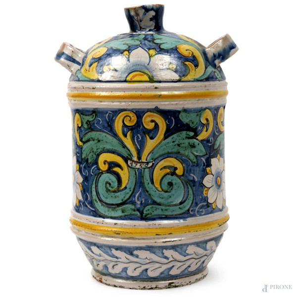 Fiasca in ceramica nei toni del bianco, blu, verde e giallo, con decori vegetali e un profilo maschile, XIX secolo, altezza cm 27 (difetti)