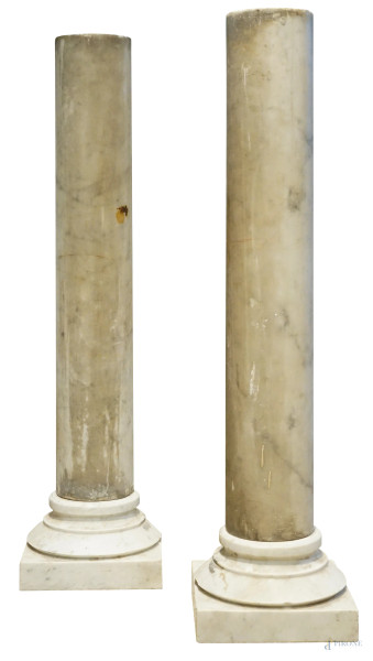 Coppia di colonne in marmo bianco, cm h 102x24x24, (difetti).