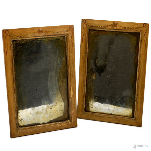Coppia di specchiere in legno intagliato, dorato e dipinto, cm 36x23,5, luce cm 30x17,5 con specchio al mercurio (difetti)