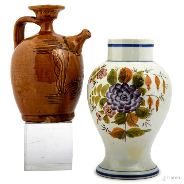 Lotto di un vasetto e un versatoio in ceramica, XX secolo, altezza massima cm 19