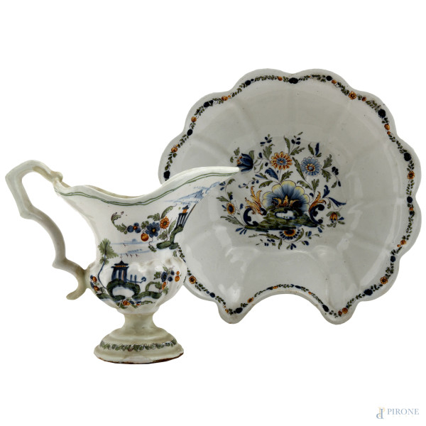 Servizio da barbiere composto da ciotola e versatoio in ceramica smaltata con ornato a paese e fiori, XIX secolo, misure massime cm 20x32x30, (difetti)