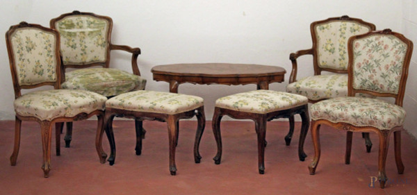Salotto composto da due poltrone, due sedie, due sgabelli ed un tavolinetto in noce con sedute e dorsali in stoffa fiorata, arte veneta primi 900