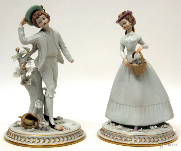 Lui e Lei, coppia di sculture in porcellana bianca, marcate Capodimonte, h. 21 cm, (difetti).