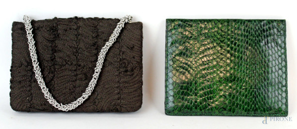 Lotto composto da un portafoglio verde pitonato ed una pochette marrone in stoffa con tracolla a catenina, misure max cm 13x18,5, (segni di utilizzo).