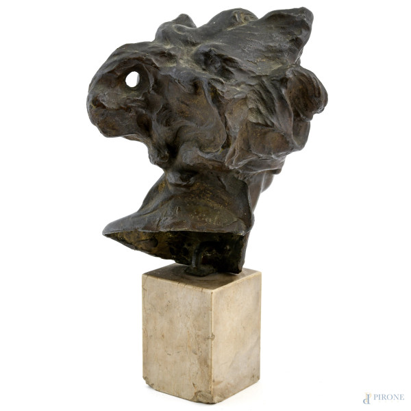 Dea bendata, scultura in bronzo su base in marmo, XX secolo, altezza cm 36, firmato al retro