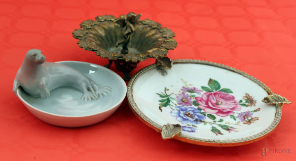 Lotto di un posacenere e due centrotavola in ottone e porcellana, h. max 7 cm