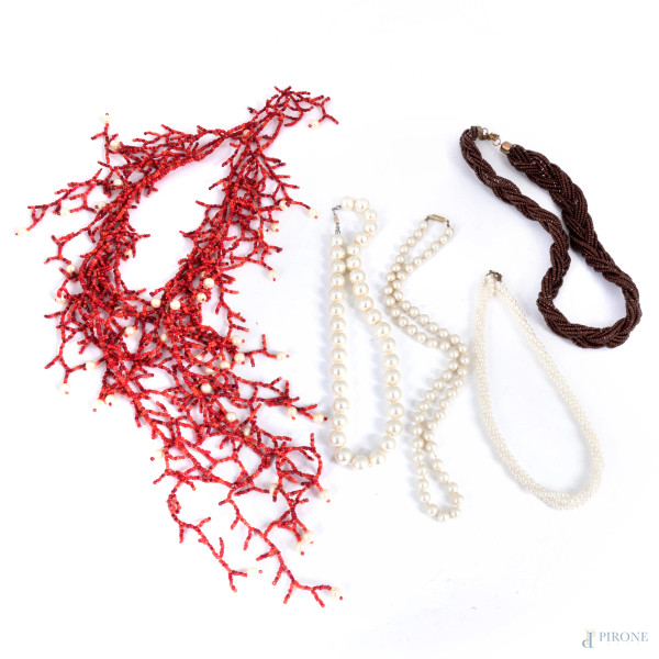 Lotto di cinque collane di bigiotteria, misura massima lunghezza cm 60