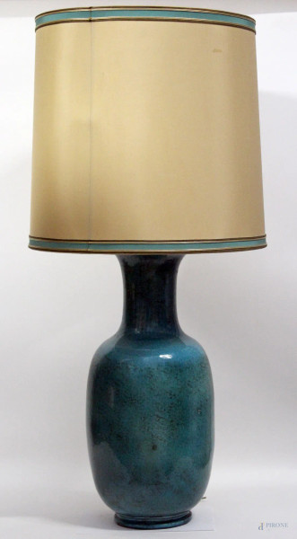 Lampada in maiolica in smalto color turchese, completo di paralume, h. 61 cm.