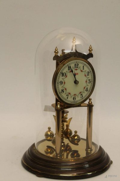Orologio in ottone a meccanica rotante con campana in vetro, H 30 cm.