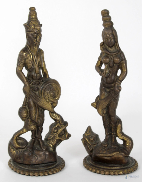 Lotto di due sculture orientali in bronzo, altezza cm. 21,5, XX secolo.