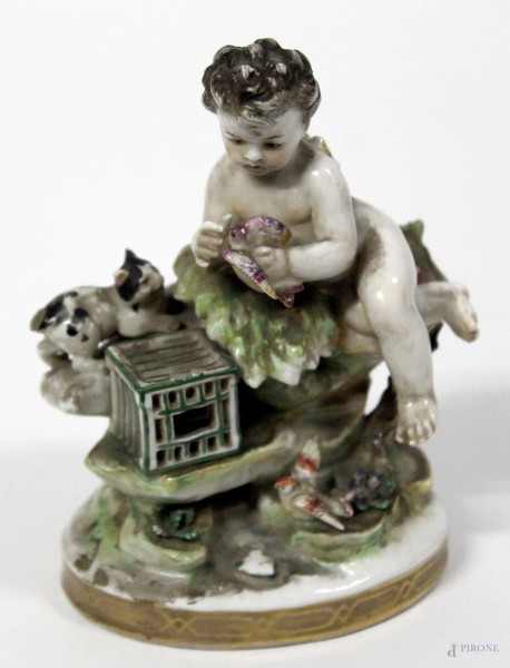 Putto alato con animali, scultura in porcellana Capodimonte, primi &#39;900, H 13 cm, mancanze.