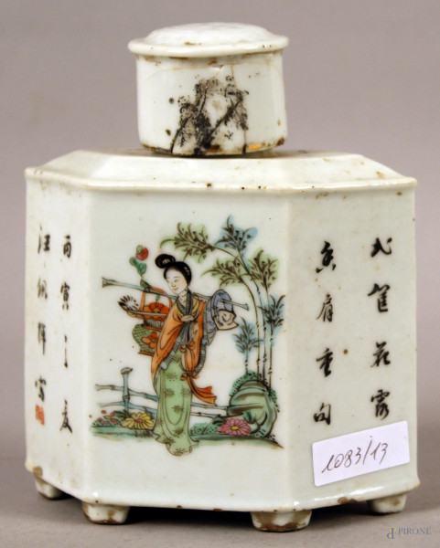 Recipiente di linea esagonale in porcellana con lati decorati a motivi di figure e scritte, Cina XIX sec, h. 16,5 cm, (tappo restaurato)