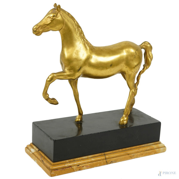 Scultura in bronzo dorato rappresentante un cavallo, base in marmo, XX secolo, cm 27x23,5