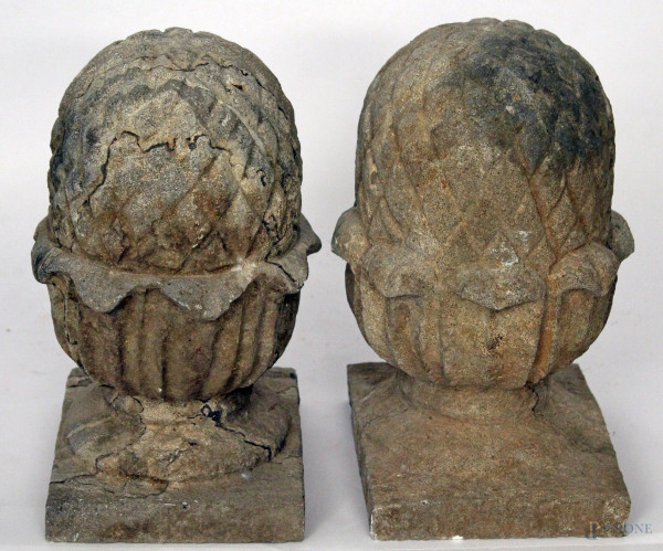 Coppia di capitelli a forma di pigna in pietra, h. 28 cm