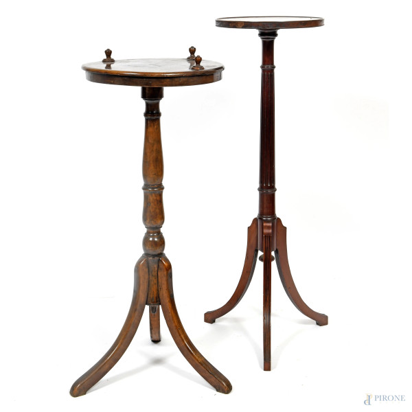 Lotto di due tripodi in legno con piano circolare e fusto tornito e scanalato, XX secolo, misure massime cm 99,5x39,5, (graffi, scalfiture)