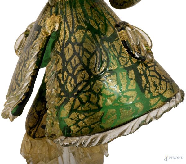 Coppia di candelabri a foggia di figure veneziane in vetro di murano trasparente, verde e nero co...