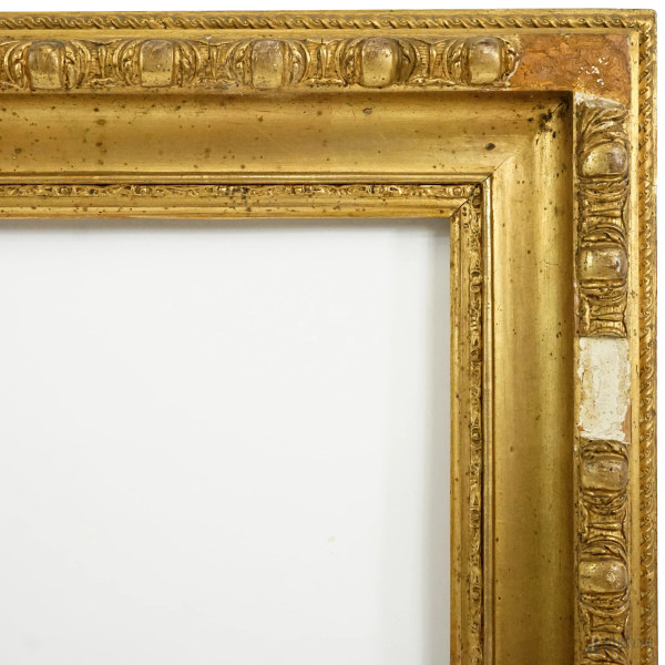 Cornice in legno e pastiglia dorata, XIX secolo, ingombro cm 95x116, battuta cm 73,5x93, (difetti...