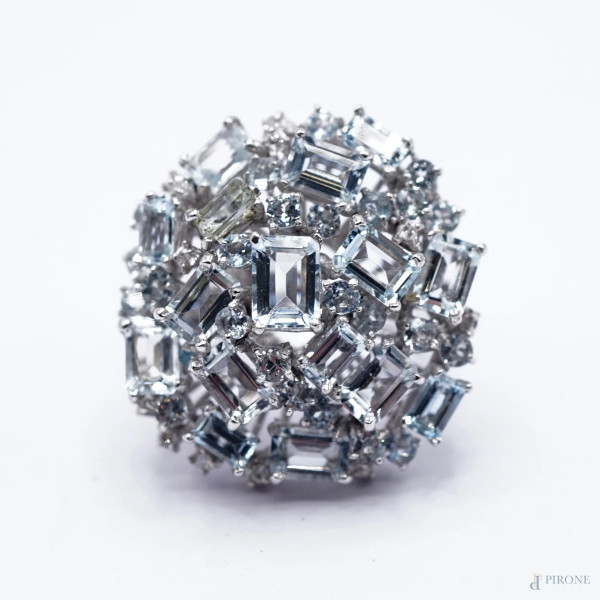 Anello in oro bianco 18 kt con acquamarina 11 ct e diamanti 0,50 ct, misura n.13, peso gr. 14,7