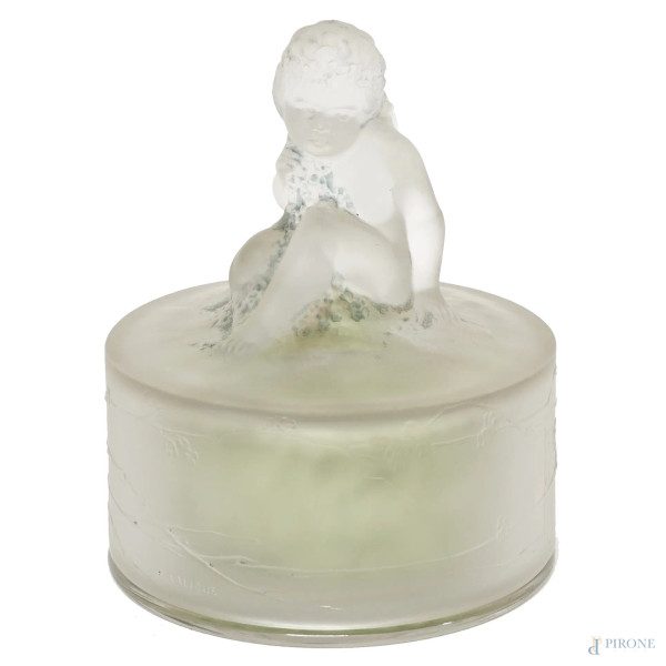 Cofanetto in cristallo Lalique di forma cilindrica sormontato da un putto, sec. XX, altezza cm 15, diametro cm 11,5. (Difetti).