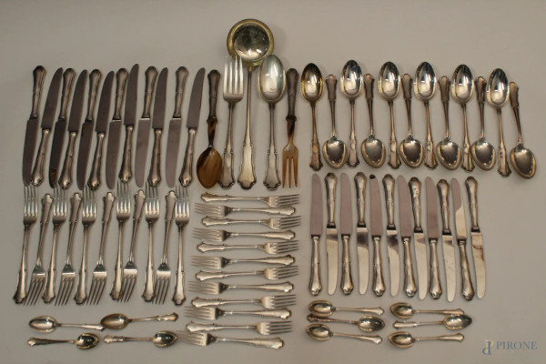 Servizio di posate per dodici persone in argento, pezzi totali 74, gr. 2.800 escluse lame, mancante di due cucchiaini e una forchetta.