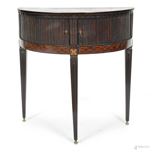 Mobiletto a mezzaluna in mogano con intarsi in bosso e profilo con doppia a apertura a serrandina, XX secolo, cm 75x70x36, (segni di usura del tempo, scalfiture, difetti)