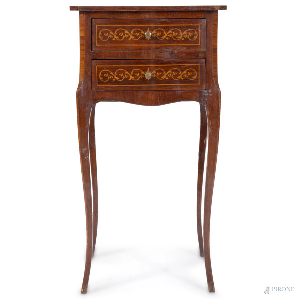 Mobiletto  a due cassetti intarsiato in varie essenze, con gambe mosse, XX secolo, cm 68,5x38x31, (segni di usura, graffi, scalfiture)